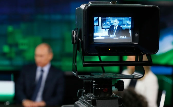 Vladimir Putin la sediul televiziunii de stat Russia Today, 11 iunie 2014 în Moscova (Yuri Kochetkov/AFP/Getty Images)