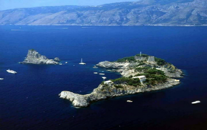 Li Galli, un mic arhipelag format din trei insule, situate între Capri şi Positano, la numai câţiva kilometri de Napoli, în Italia.