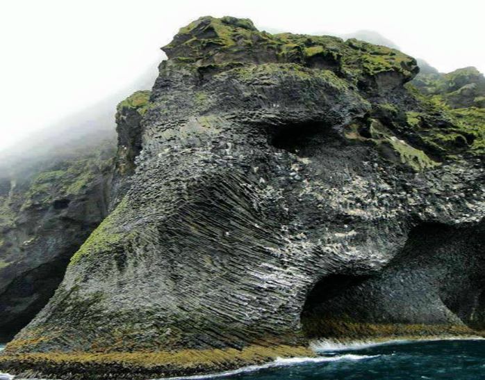  Insula Heimaey, Islanda: stânca în formă de elefant
