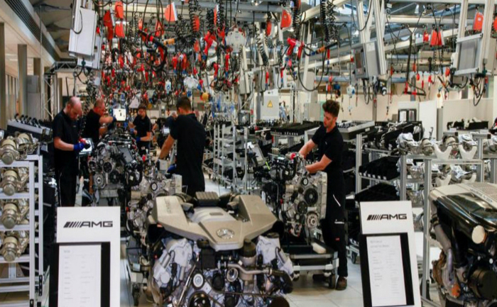 Công ty Mercedes đã nhận ra các robot công nghiệp không thể lắp ráp một số bộ phận, chẳng hạn như hệ thống thiết kế thông tin lên kính chắn gió. (ảnh chụp từ Web) 