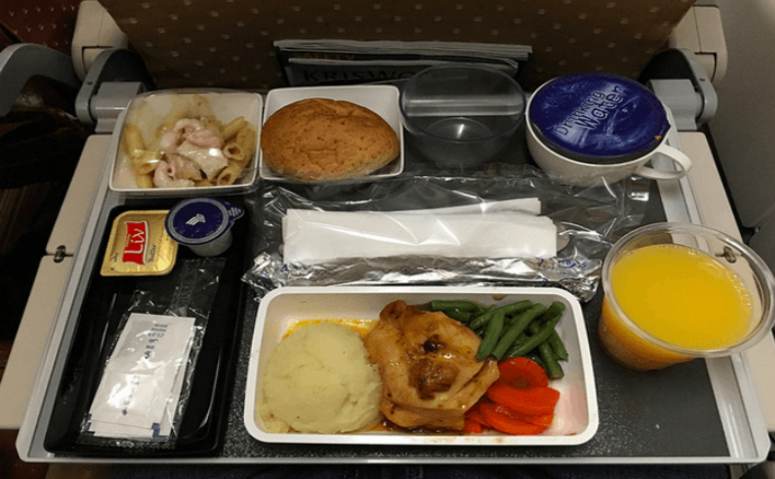 Tavă cu mâncare la bordul unui avion