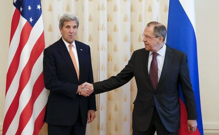 Ngoại trưởng Mỹ John Kerry (trái) và Ngoại trưởng Nga Sergei Lavrov bắt tay trong một cuộc họp tại Moscow, ngày 24 tháng 3 năm 2016. (Ảnh chụp) 