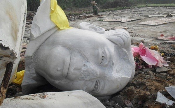 Tượng của Mao, bị phá hủy tại thành phố Văn Xương, tỉnh Hải Nam, năm 2011. (Ảnh: chụp màn hình Weibo - Epoch Times Đức) 