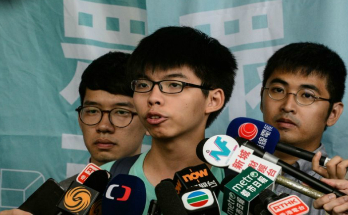 Ba trong số các nhà lãnh đạo của cuộc Cách mạng Ô, Nathan Law (trái), Joshua Wong (giữa) và Alex Chow, 15 tháng 8 năm 2016 (publinews.gt)